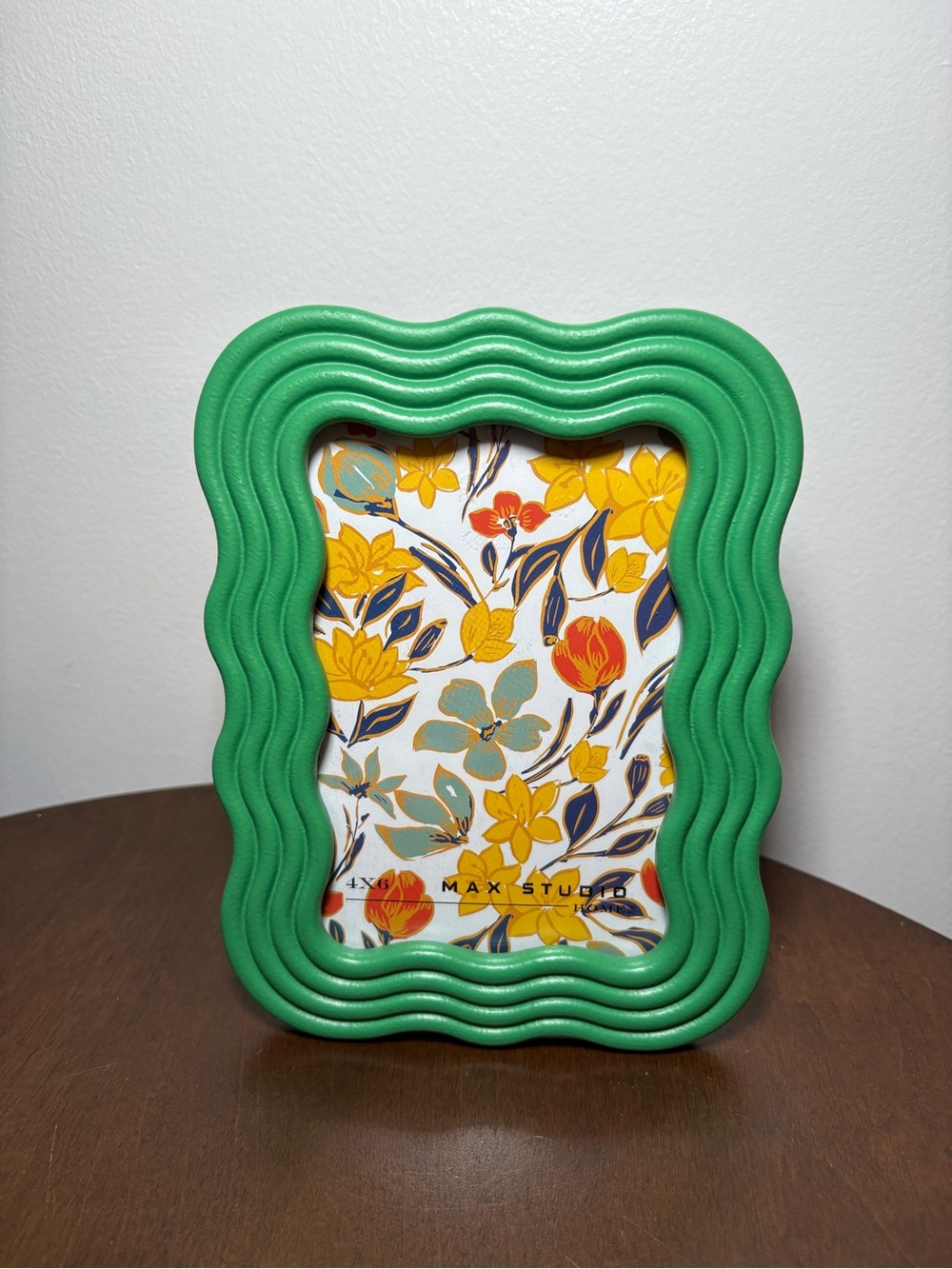 Max Studio Bright Green Scalloped Tabletop Frame